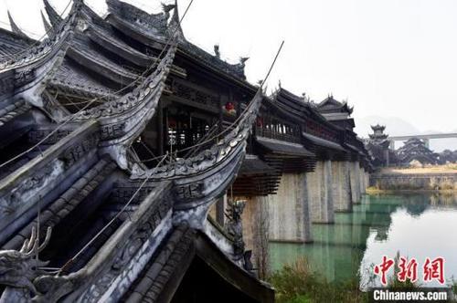 中国侨网图为濯水古镇内一座横跨阿蓬江的纯木结构 “风雨廊桥”。　罗永皓　摄