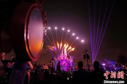 中国侨网上海迪士尼乐园上演全新夜光幻影秀——“奇梦之光幻影秀”。　殷立勤　摄