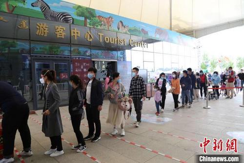 中国侨网资料图:排队进景区的游客。内蒙古文化和旅游厅供图