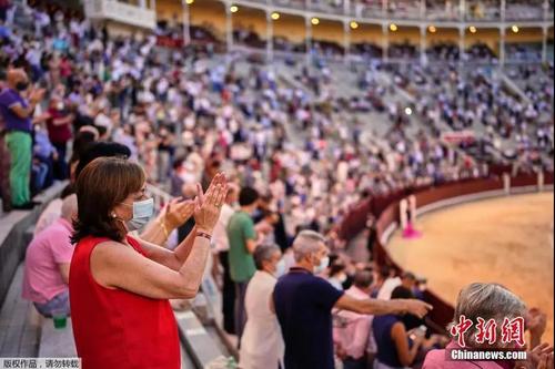 中国侨网当地时间6月26日，西班牙拉斯班塔斯斗牛场举行斗牛比赛，民众现场观看。