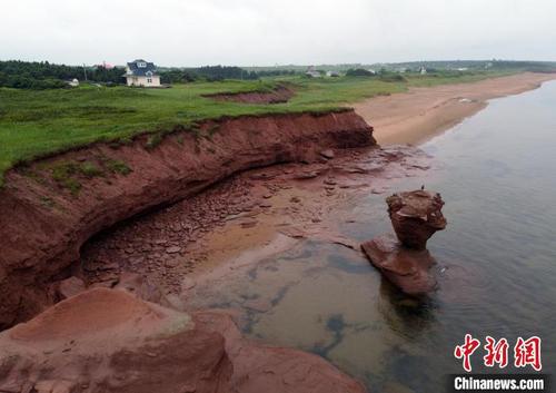 中国侨网资料图为2022年7月2日无人机拍摄的加拿大东部省份爱德华王子岛标志性自然景观“茶杯石”。 余瑞冬 摄