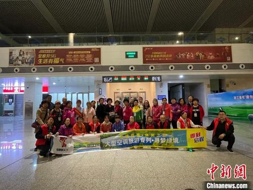 中国侨网内蒙古今年首趟旅游专列开行现场。　中国铁路呼和浩特局集团有限公司供图