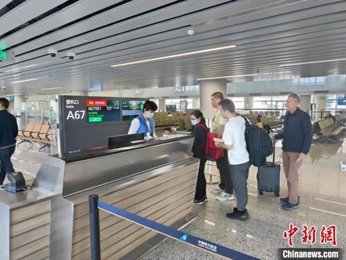 中国侨网图为海南航空广州—台北HU7981直飞航班旅客办理登机手续。 海南航空供图