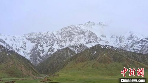 中国侨网昆仑山高峻巍峨,云雾缭绕。 史玉江 摄
