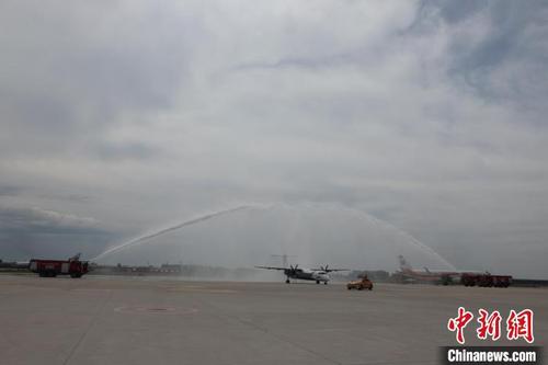 中国侨网哈尔滨机场以“过水门”民航最高礼遇迎接首航航班。 仇建 摄