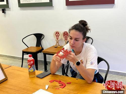 中国侨网外国运动员体验“非遗课”。程嘉馨 摄