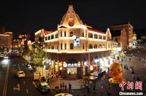 中国侨网游客夜游百年老街中山路。(无人机照片)王海滨 摄