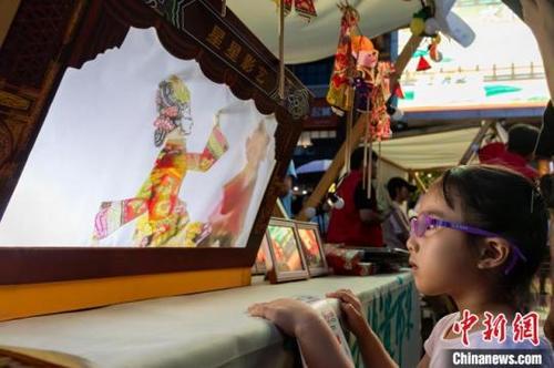 中国侨网小朋友被皮影深深吸引。刘亚林摄