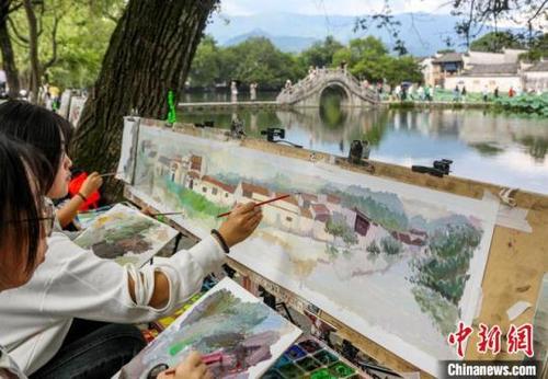 中国侨网9月7日，学生在世界文化遗产地安徽省黟县宏村写生。施亚磊 摄