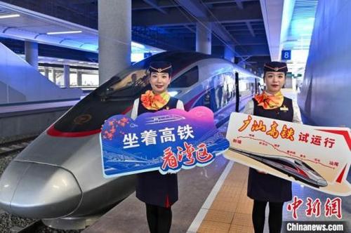 中国侨网9月13日,广东省广州市,广汕高铁试运行列车停靠在新塘站内。记者 陈骥旻 摄