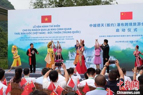 中国侨网图为启动仪式上，中越两国歌手共同对唱。刘俊聪  摄