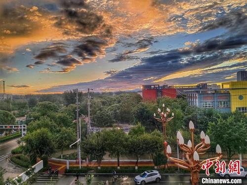 中国侨网9月21日午后开始,经过一场秋雨的洗礼,博湖县周边区域云朵悠然飘逸飞舞,绘就出一幅幅水墨丹青画,景色如画。图为秋雨过后,一片火烧云覆盖县城。王陆斌 摄