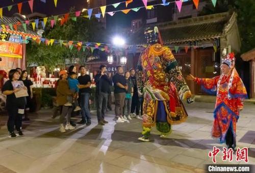 中国侨网10月5日晚，游客在天津古文化街天后宫内参加“天后宫福缘夜”沉浸式夜游项目。王在御 摄