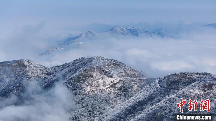 中国侨网图为航拍贵州雷公山雪景。吴大平 摄