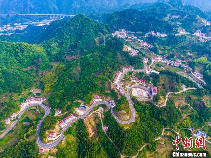 中国侨网近日,安徽省安庆市岳西县嬉河路(天妙段)公路在山间蜿蜒,宛若一条玉带环绕青山。岳西县嬉河路(天妙段)位于318国道大别山路段,已入选全国“第三届美丽乡村路”榜单。该路全长20公里,海拔1188米,沿途峡谷幽深,溪流纵横,建有驿站、停车场、休憩凉亭、观景台等,是安徽省海拔最高的公路之一,一路可赏明堂山的高空栈道、天峡的千亩杜鹃花海、妙道山的千年紫柳,有效推动当地乡村旅游发展。 图为航拍嬉河路(天妙段)公路。熊凤霞 摄