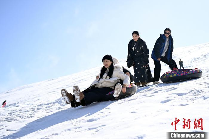中国侨网12月9日,民众在滑雪场滑雪。当日,“冬韵迭部·冰雪奇缘”扎尕那冰雪旅游季在甘肃省甘南藏族自治州迭部县扎尕那那黑卡冰雪旅游度假公园启动。活动现场进行了滑雪表演、锅庄舞、雪地集体拔河等一系列丰富多彩的冰雪活动,让游客们在此尽享冬日玩雪的乐趣。(无人机照片)中新社记者 九美旦增 摄