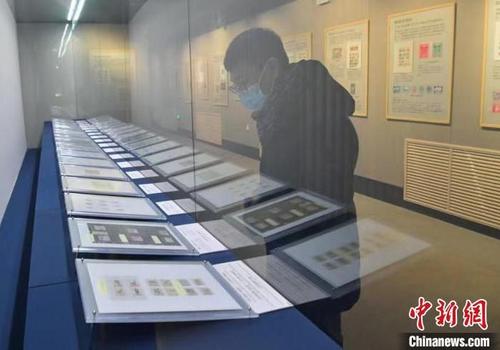 中国侨网“一带一路”沿线国家臻品邮票展在长春伪满皇宫博物院开展。　张瑶　摄