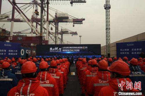 中国侨网山东港口2021年货物吞吐量破15亿吨，集装箱量超3400万标箱。　衣冠超　摄