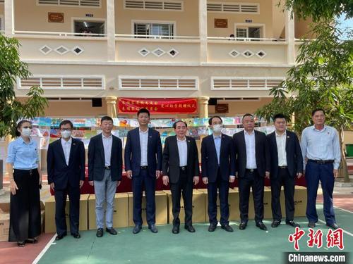 中国侨网“爱心助学”捐赠仪式现场。 西港领办提供
