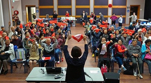 中国侨网在讲座上，与会者一同挥动澳洲心脏基金会的围巾。（澳洲新快网）