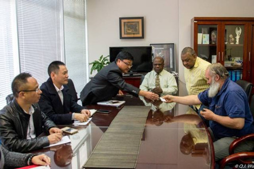 南非华人警民中心执行长胡立屹与警民合作论坛负责人交换名片。
