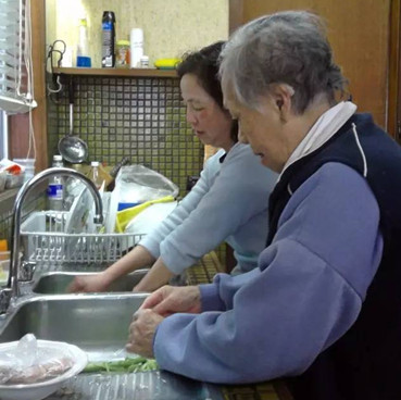 华人服务社登门护老服务的护老员为有需要的长者提供居家护理服务。
