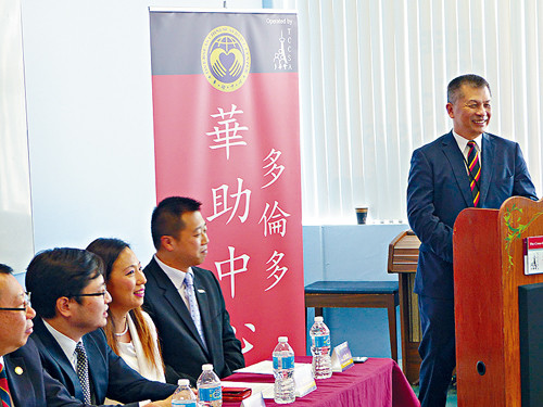 中国侨网陈楚标在记者会介绍近期华助中心给华社耆老送温暖活动。 (加拿大《星岛日报》)