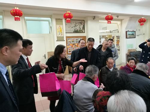 中国侨网李国红向老人们送礼物。（法国《欧洲时报》/孔帆 摄）