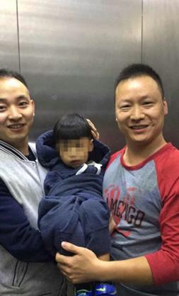 中国侨网中间为遇劫幼儿。(圣保罗华助中心)