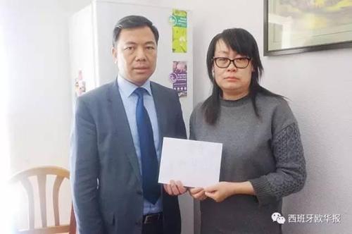 中国侨网华助中心毛峰与死者家属。（西班牙《欧华报》）
