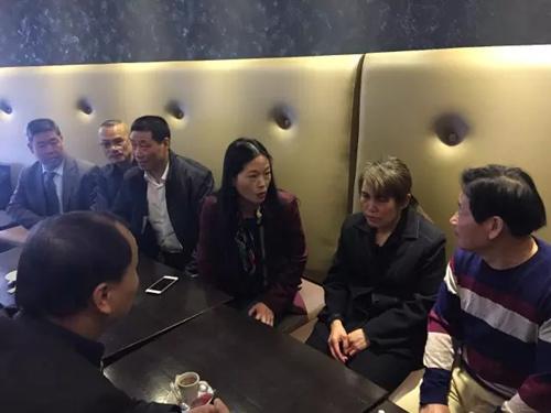 中国侨网法国华助中心人员慰问刘少尧家属。（法国《华人街报》）