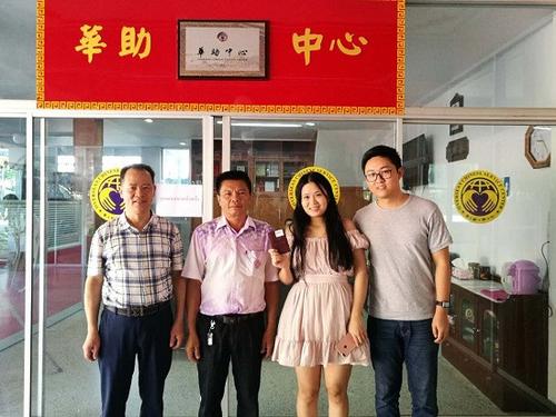 中国侨网廖女士与清迈华助中心工作人员。(清迈华助中心图片)