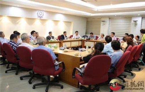 中国侨网华助中心主任庄前进与马尼拉各大药店代表出席讨论。(菲龙网记者摄)