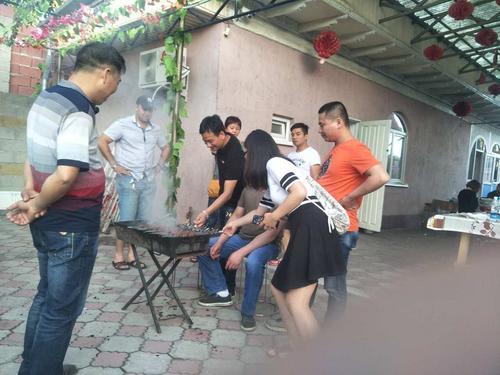 中国侨网事情有进展之后,林乐文在华助中心和工作人员愉悦的互动。(吉尔吉斯斯坦比什凯克华助中心供图)