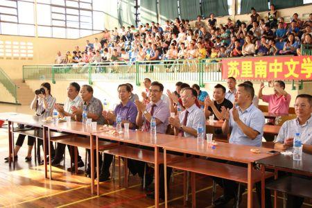 中国侨网苏里南中文学校在学校运动场举行了第20届毕业典礼。（苏里南华助中心）