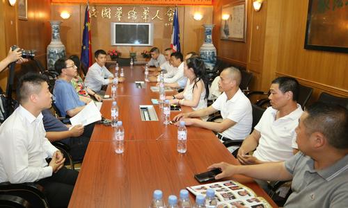 中国侨网双方热烈座谈交流经验。(法国《欧洲时报》/黄冠杰 摄)