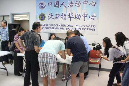 中国侨网救援物资发放作业。(美国《世界日报》)