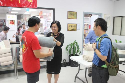 中国侨网救援物资发放作业。(美国《世界日报》)