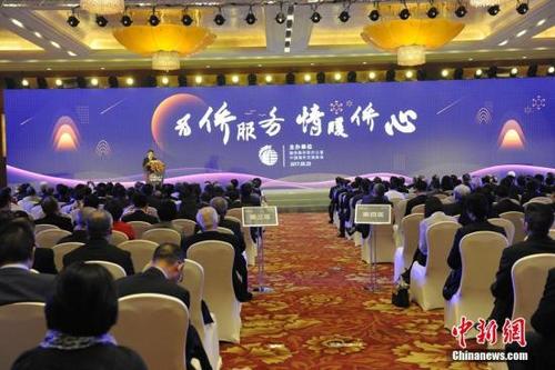 中国侨网中国国务院侨务办公室、中国海外交流协会在北京举办“为侨服务日”活动，来自83个国家和地区的537位侨界代表及国内相关部门负责人共庆中华人民共和国成立68周年。图为活动现场。中新网记者 富宇 摄