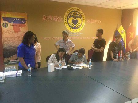 中国侨网卡拉沃沃州卫生厅医务人员在华助中心为侨胞义务注射疫苗(委内瑞拉华助中心供图)