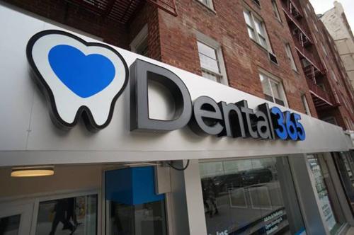 中国侨网Dental365提供紧急护理，病患可以在感恩节、圣诞节等节日看牙。(美国《世界日报》)