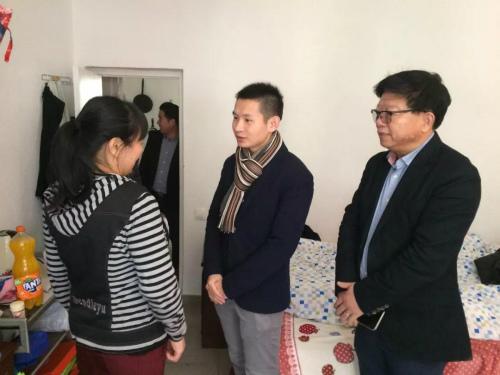 中国侨网驻巴塞罗那总领馆工作人员和青田同乡会代表探望病逝侨胞家属。