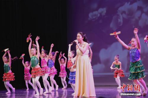 中国侨网当地时间1月21日,美国大休斯敦地区举行2018年“拥抱春天”春节联欢晚会。图为晚会开场歌舞。中新社记者 曾静宁 摄