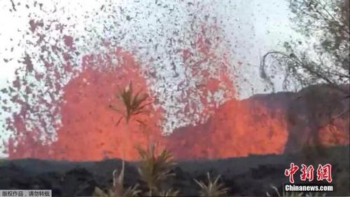 中国侨网当地时间5月6日，美国夏威夷火山持续喷发，居民在家中院子里拍到岩浆从裂缝中涌出的场景，距离他仅30米左右远。火山连续喷发已造成当地近2000人撤离。（视频截图）