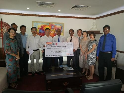 中国侨网斯里兰卡华侨华人联合会向斯灾难管理部移交捐款。斯里兰卡华联会供图