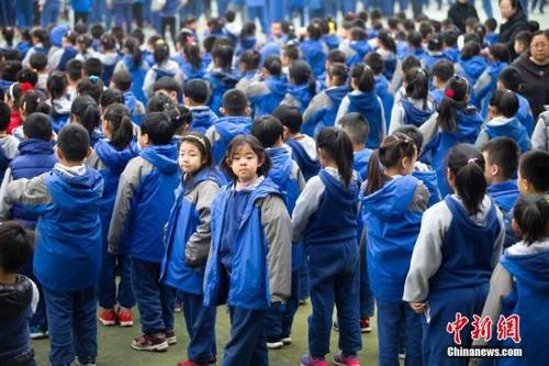 中国侨网资料图:郑州一小学的学生们参加开学典礼。 张云 摄
