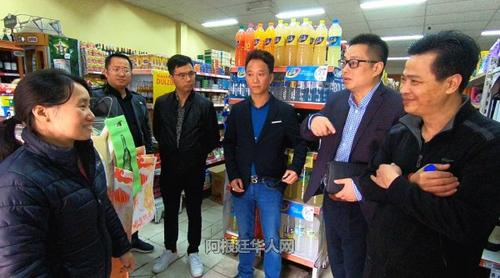 中国侨网服务团队每到一家华人超市，都积极向超市人员宣传安全用电及保险常识。（阿根廷华人网）