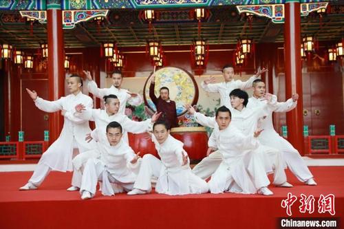 中国侨网启动仪式上的打击乐与舞蹈　郭幸福　摄