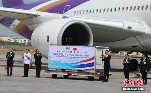 中国侨网2月24日，泰国政府采购的首批中国科兴公司新冠疫苗运抵曼谷素万纳普机场。 中新社记者 王国安 摄