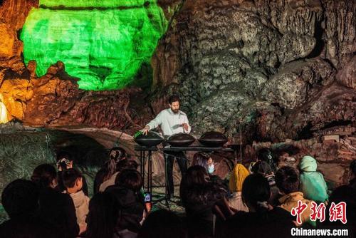 中国侨网图为在桂林市七星岩溶洞内的手碟演奏。　唐梦宪　摄